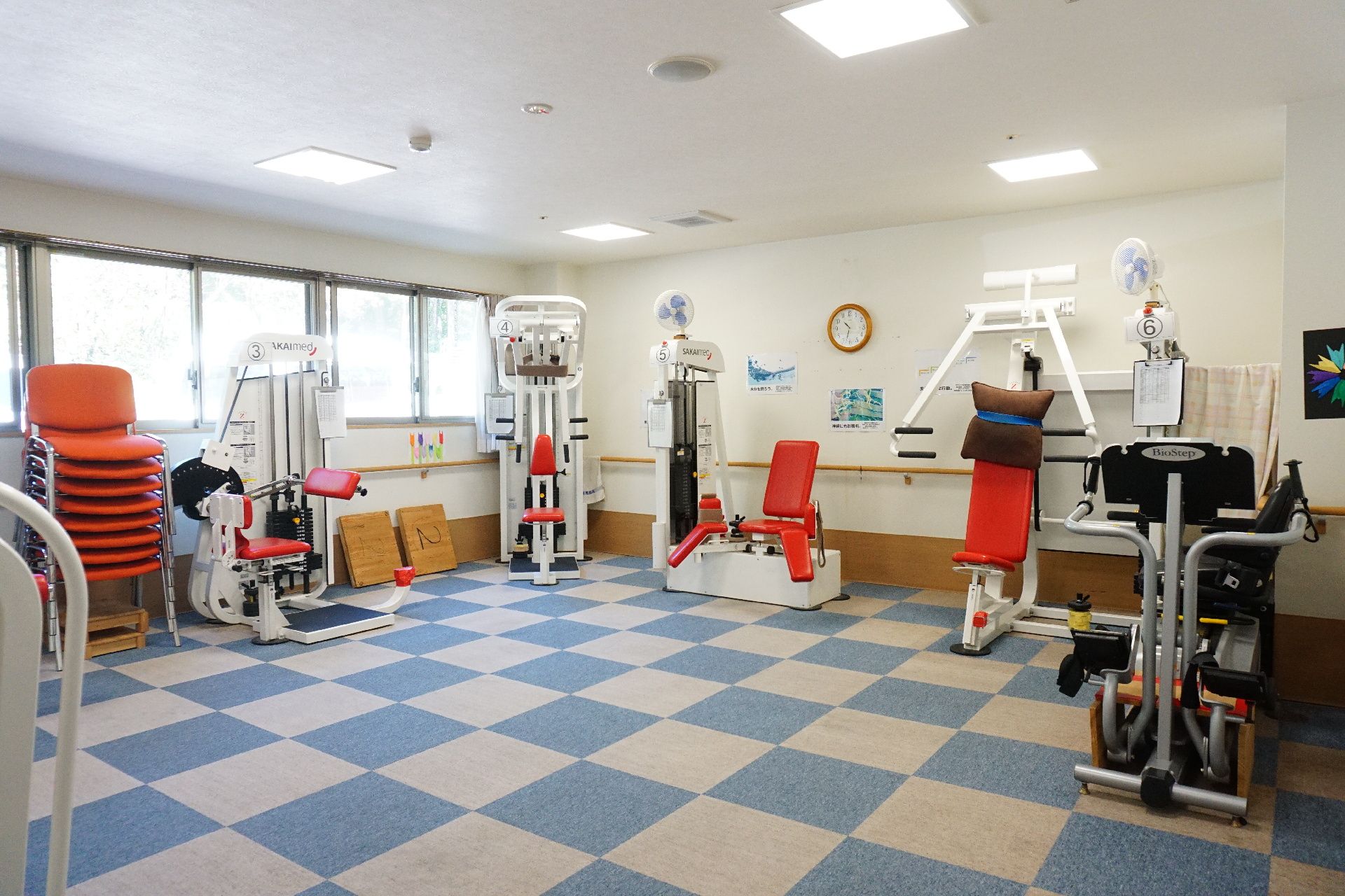 スポーツジムのように運動器具がそろっている機能訓練室