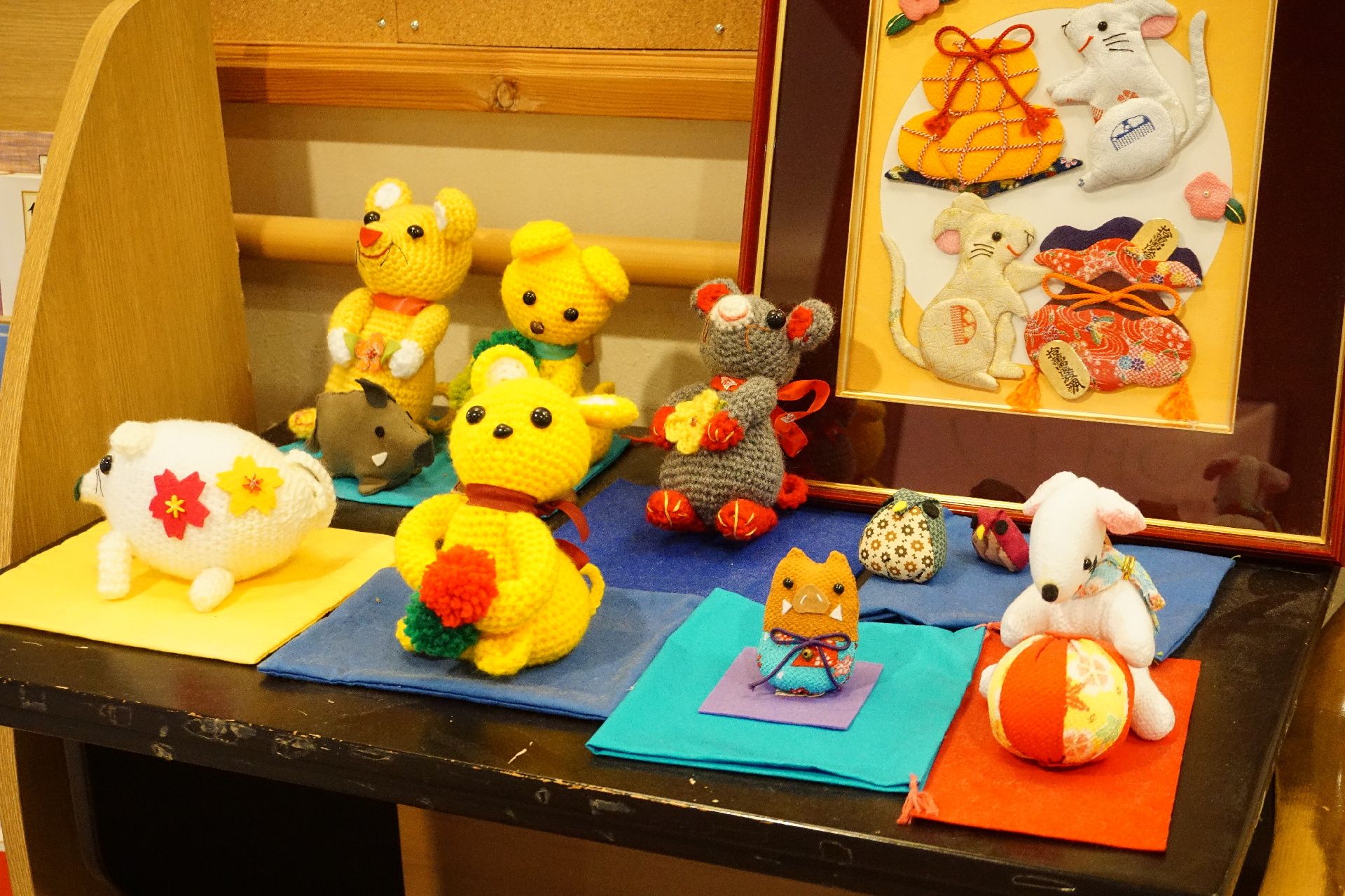 利用者や介護スタッフが作成した、俳句などの展示物