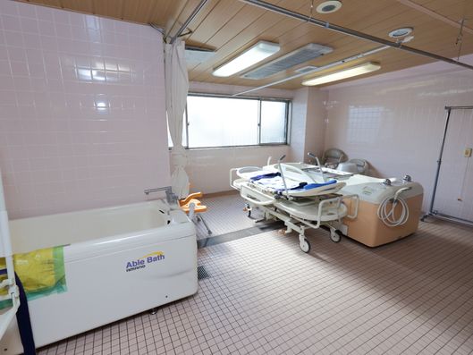 寝たきり状態で入浴が出来る設備の浴室