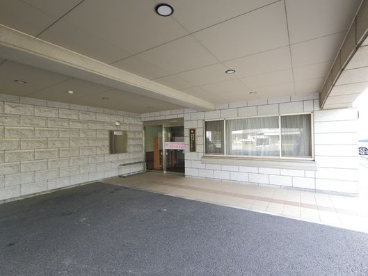 車からの乗降りが快適な玄関入口