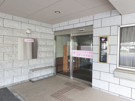 車椅子の方でも楽に入室できる入口