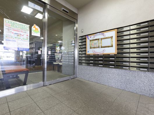 二重扉のエントランス