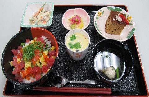 「ヒューマンサポート古河」お食事の一例としてのちらしずしです。