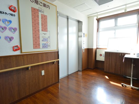 明るく落着きのあるエレベータースペース