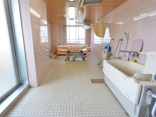 入浴機器のある浴室