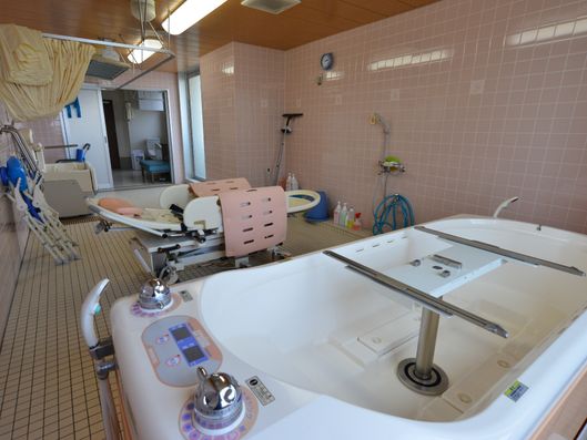 入浴機器のある浴室