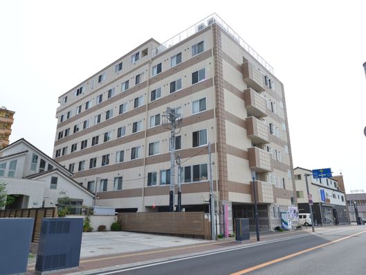 表通りから見た施設の概観