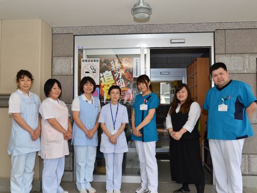 玄関に立つスタッフ一同