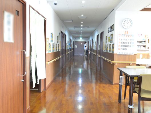 照明を落とした廊下