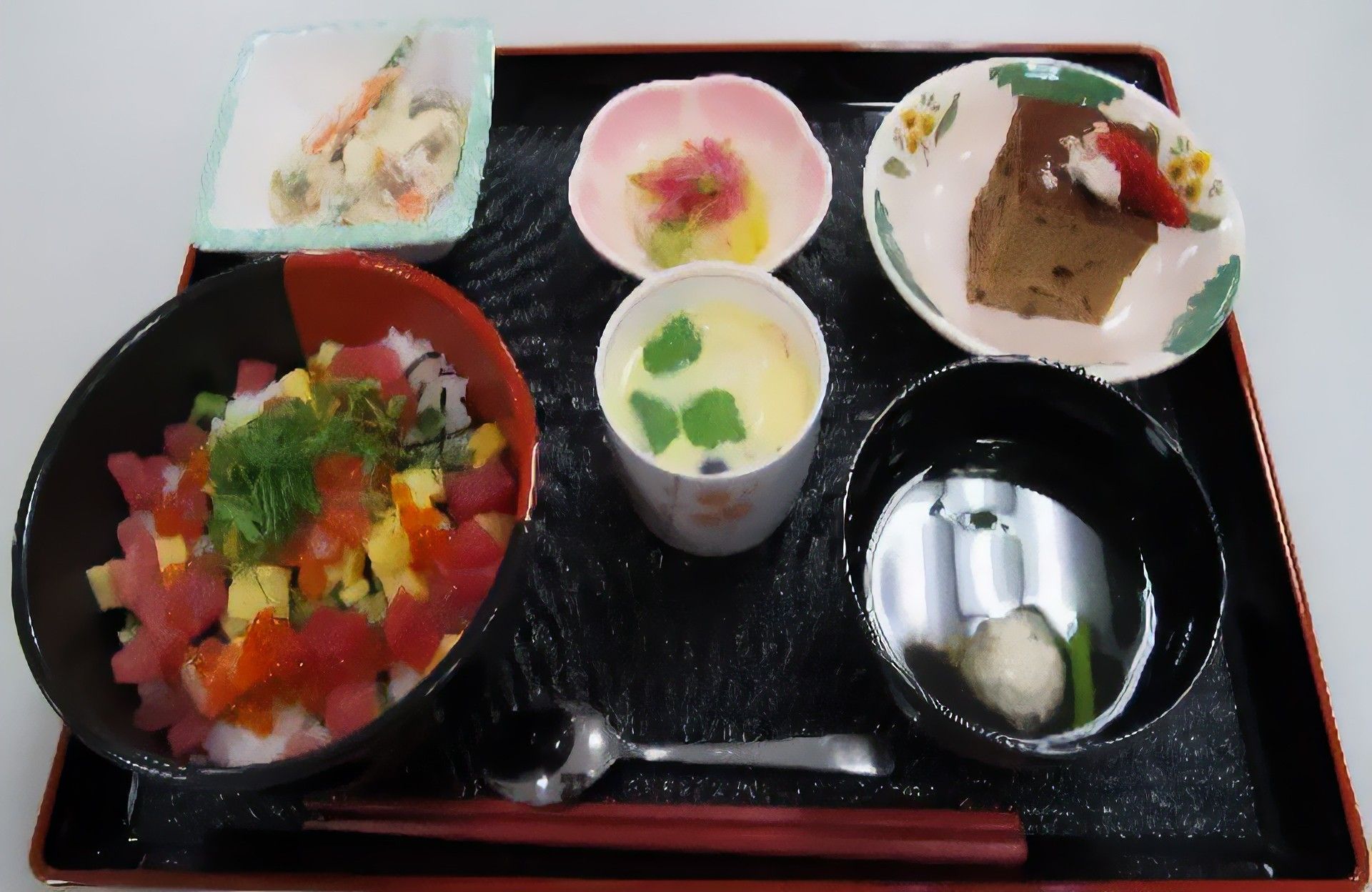 「ヒューマンサポート古河」お食事の一例としてのちらしずしです。