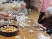楽しい料理作りの様子