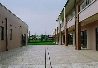 広々とした明るい中庭