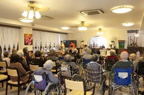 ハートフルニュー幕張のイベント。音楽鑑賞会などさまざまなイベントを開催している。