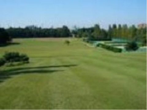 ハートフルニュー幕張の周辺環境。散歩や日光浴、体操などが出来る広い公園が近くに立地している。