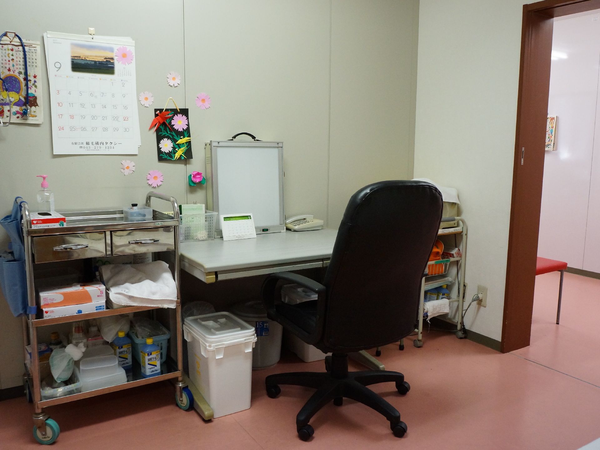 診療室が設けてあり、介護士や日勤の看護師になんでも相談することができる。体調管理もしっかりと行える。