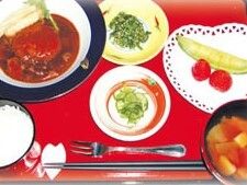 デミグラスハンバーグとライスとスープ、フルーツのデザートのセット