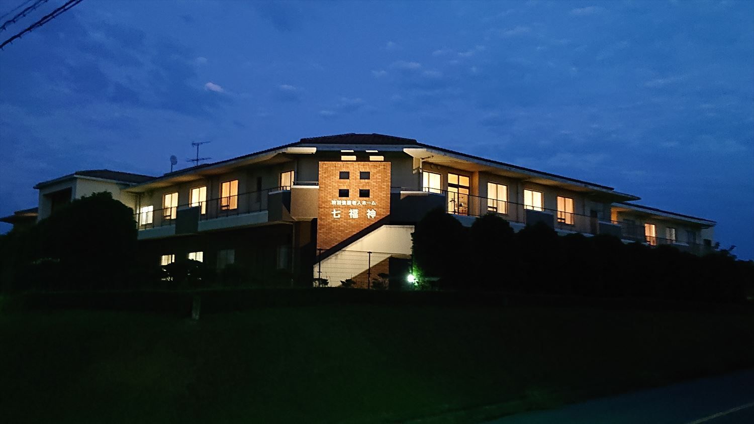 夜景を背にした建物
