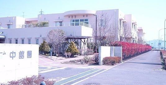 ゆったりとした敷地の施設外観