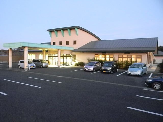 夕暮れ時の施設外観
