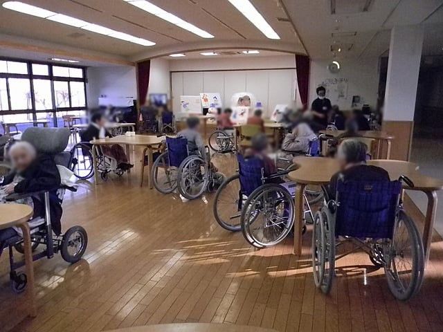 車椅子の方々が集う広間
