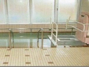 広々としたタイル張りの浴室である。大きな浴槽を設置しており、手すりがあるので、体を支えながら安全に出入りすることができる。