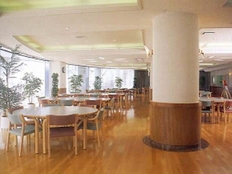 きれいに磨かれたフローリングの食堂は円形で外の景色を眺めながら食事ができるようになっている。