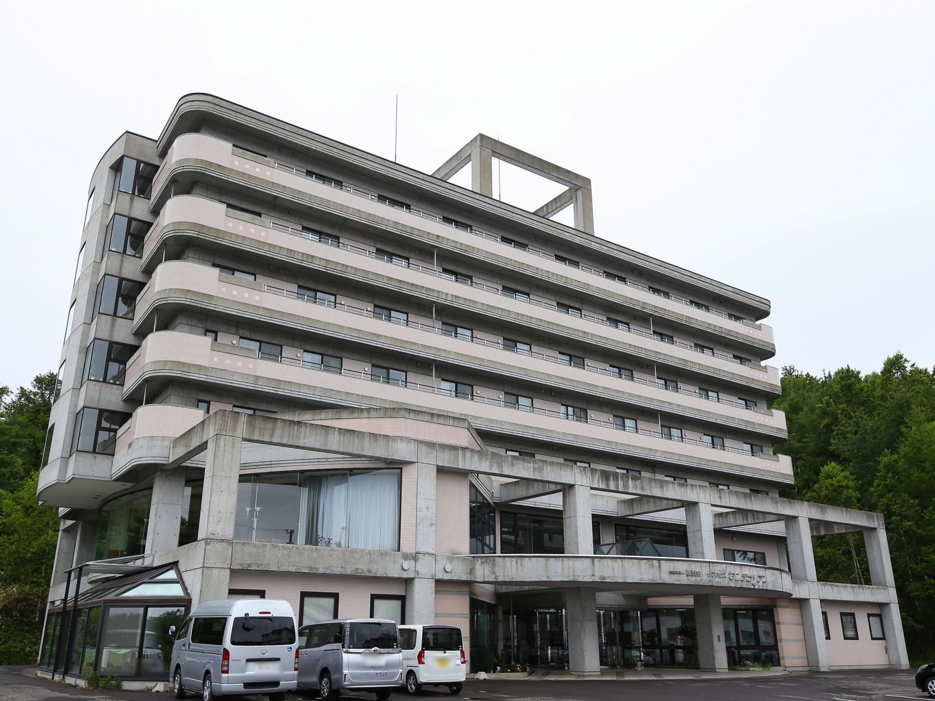 落ち着いた色調の７階建ての施設で、３階から上は同じ造りである。玄関前は、コンクリートがアーチ状に張り出した構造になっている。