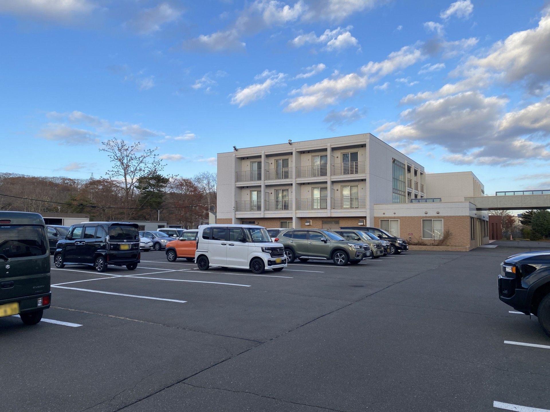 広々とした駐車場の施設