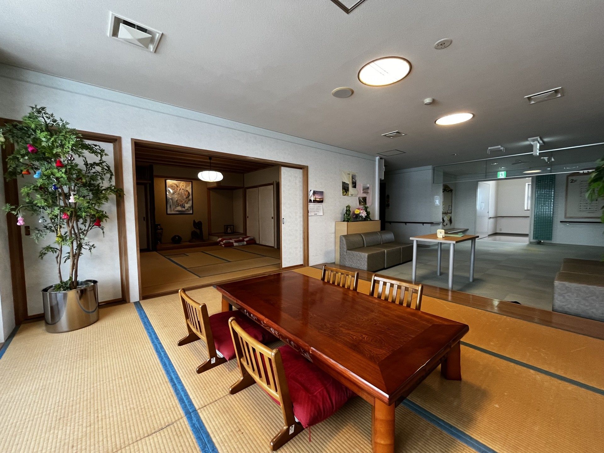 笑顔で寛ぐ三世代ファミリー