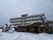雪に包まれた建物の外観