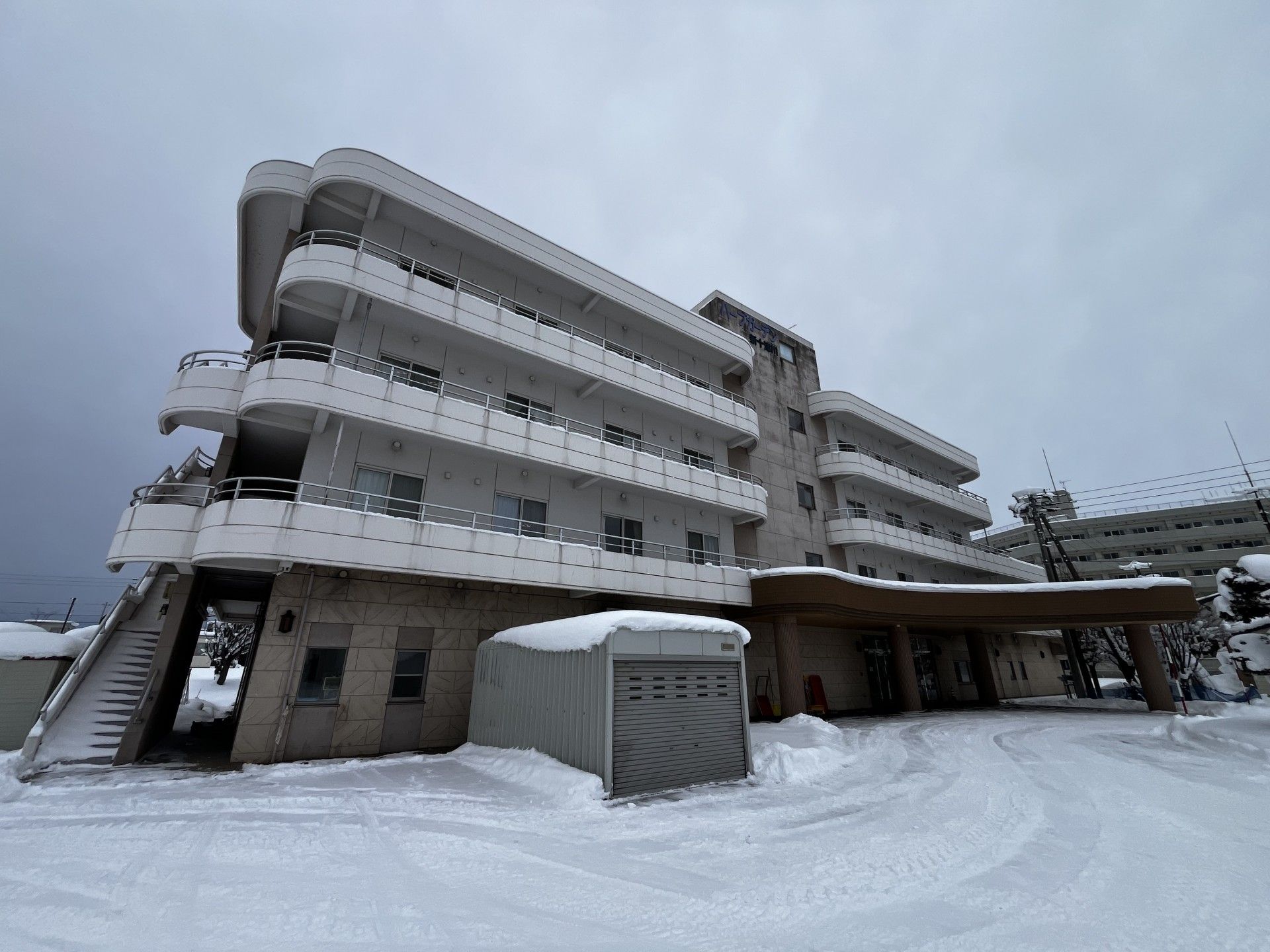 雪に囲まれた建物の外観