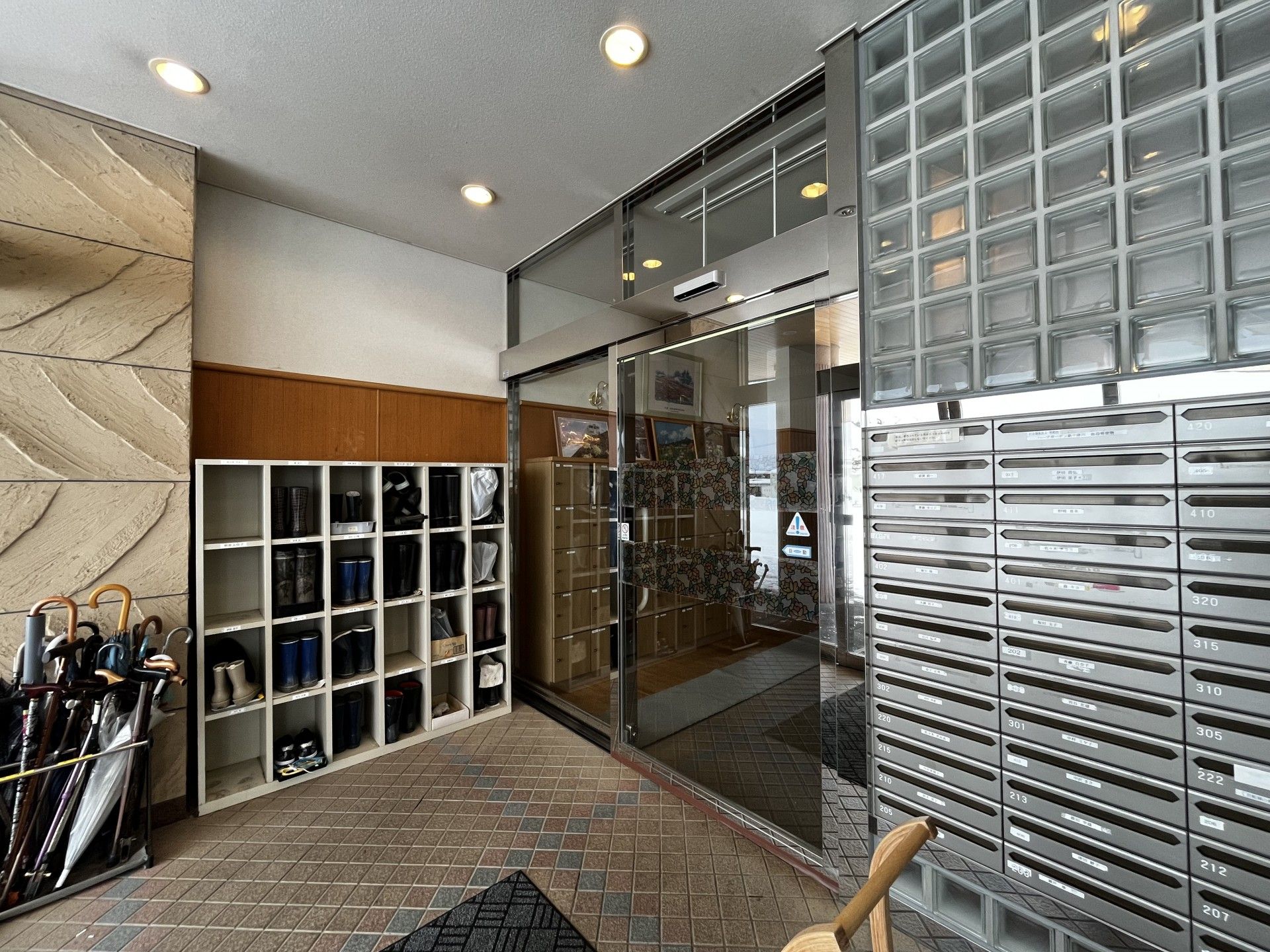 傘立てと靴箱のある入口