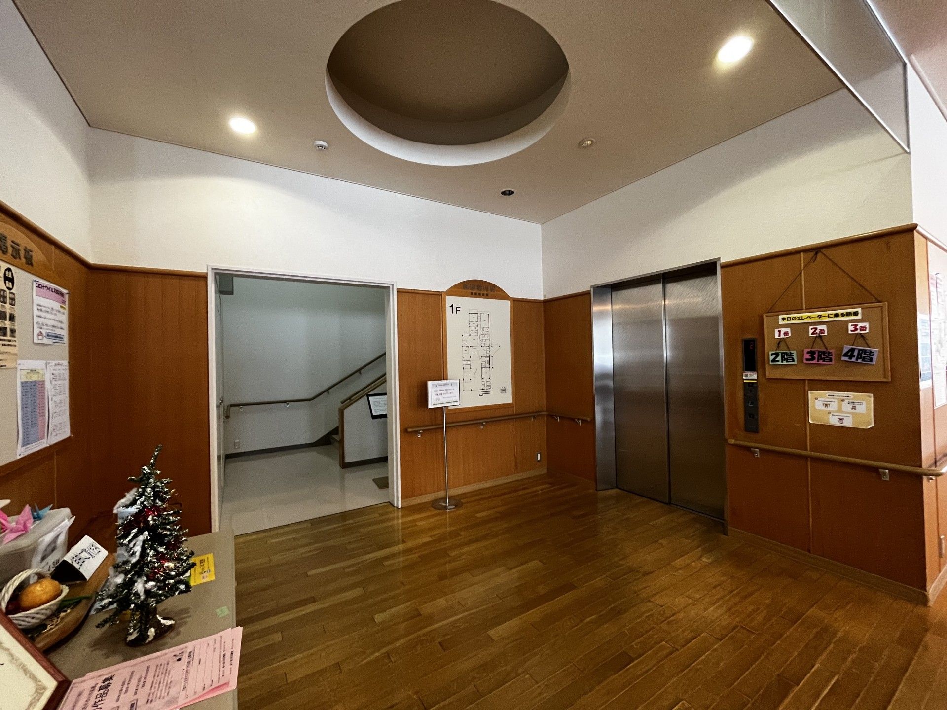 エレベーター前の廊下