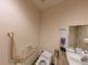 バリアフリー設計のトイレ空間