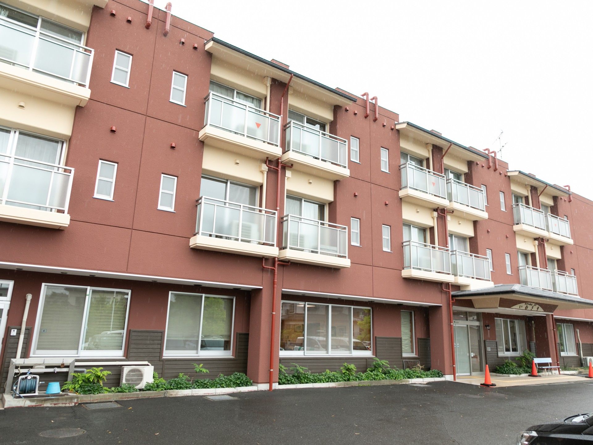 落ち着いた色合いの建物正面