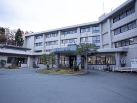 施設はグレー色を基調とした外壁になっており、落ち着いた雰囲気の建物である。玄関前には木々が植えられている。