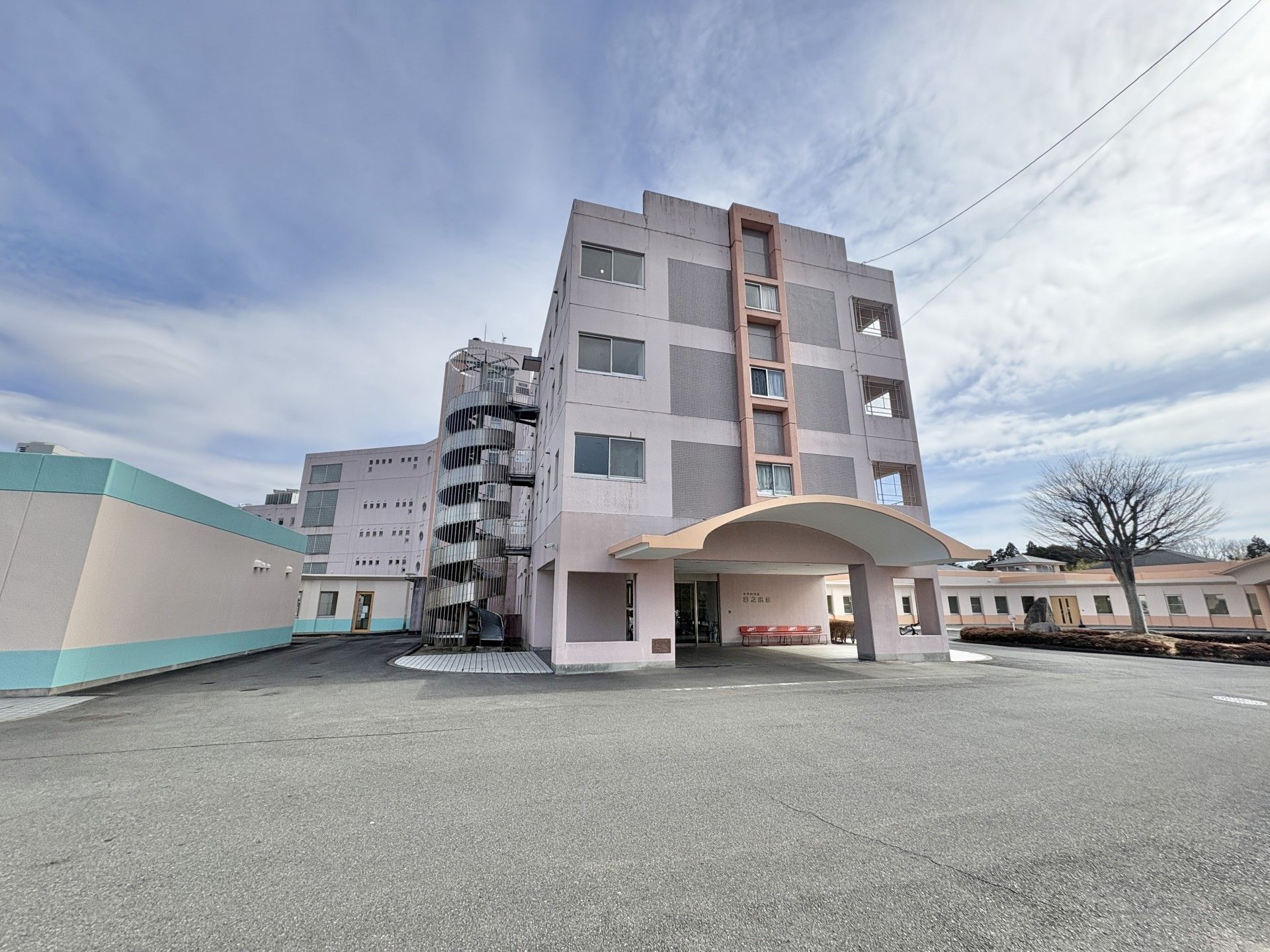 広い敷地の建物外観