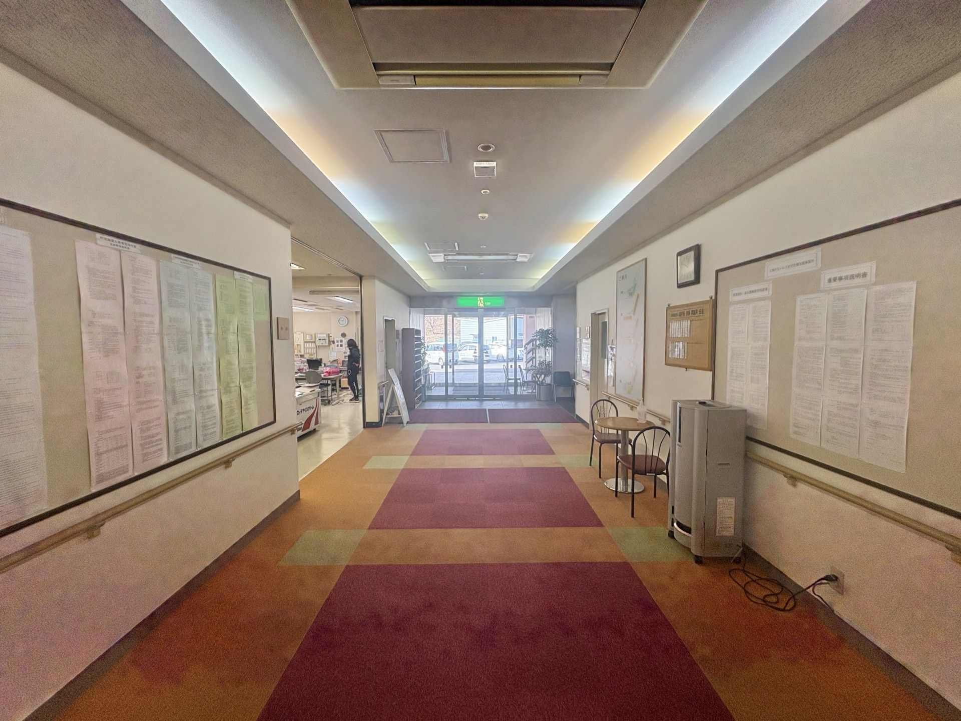 広い廊下と掲示板