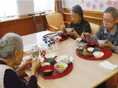 おやつを食べている高齢者の様子。施設内の食事の風景を写した写真