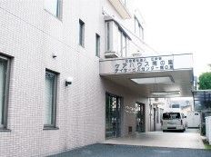 ホワイト基調の建物の外観。ケアハウス南の里の外観写真
