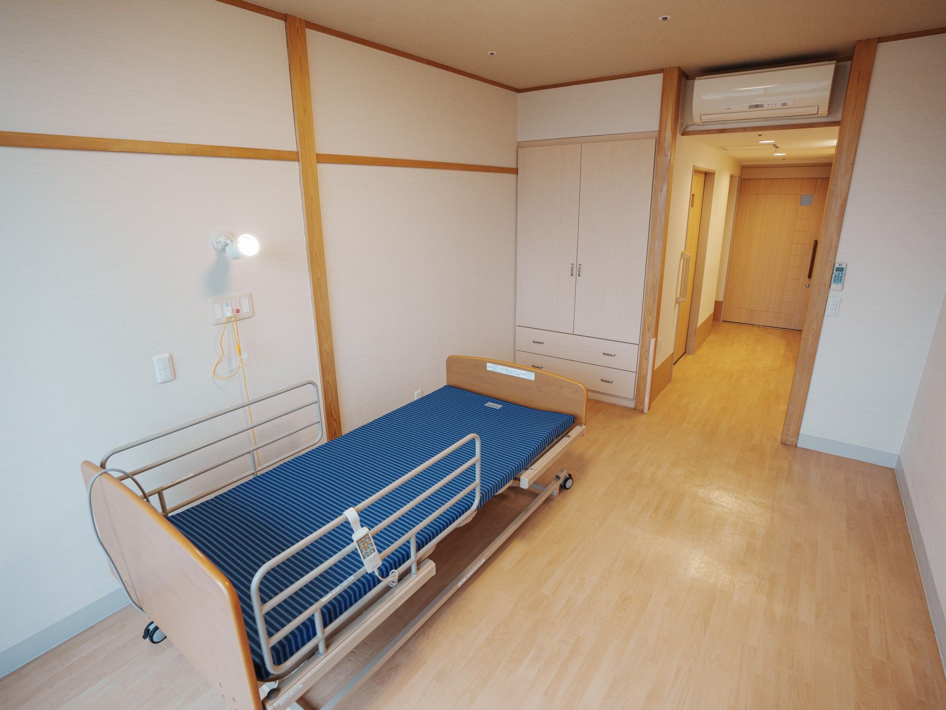 明るい個室の居室