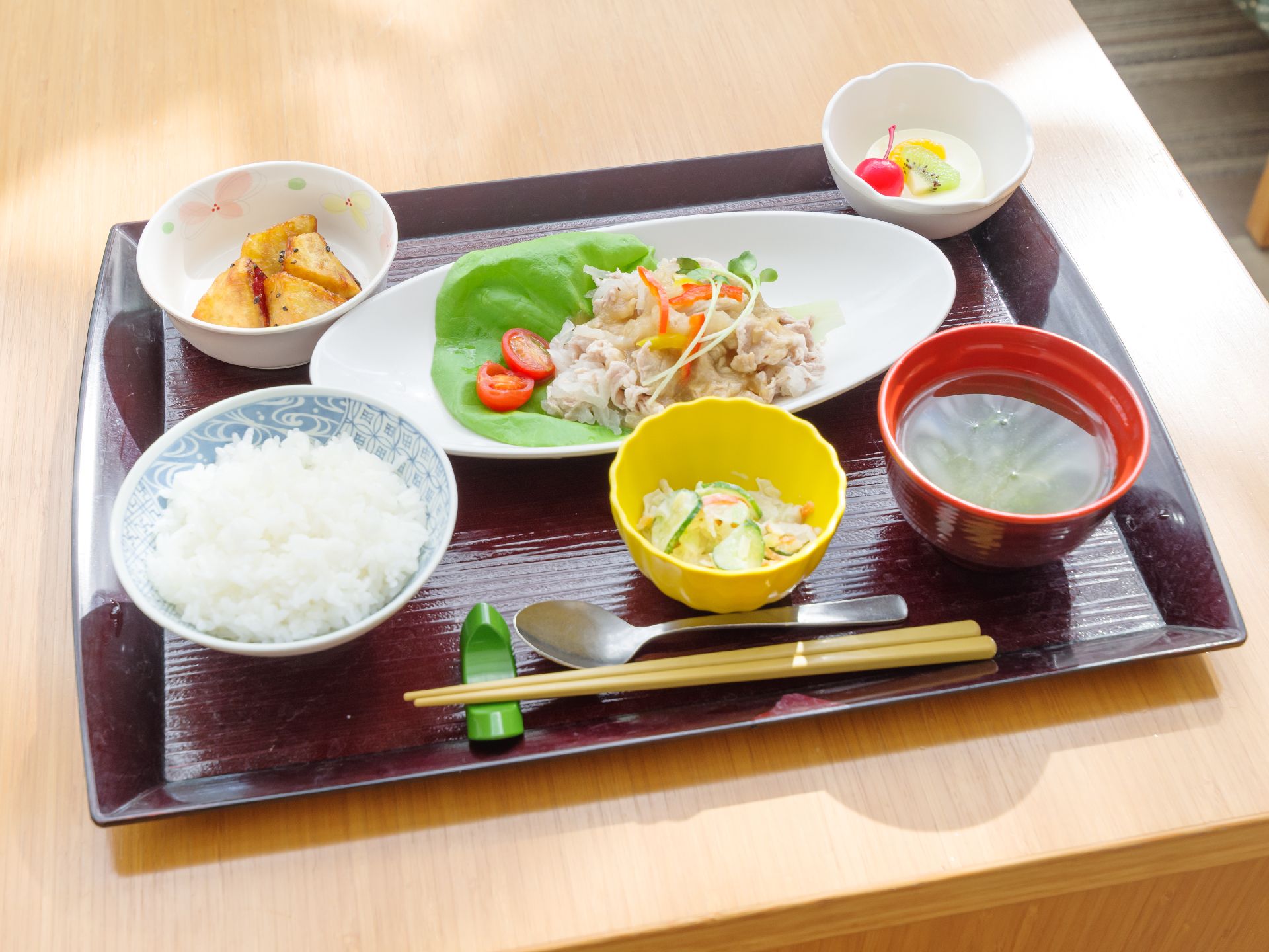 サラダやご飯と味噌汁のセット