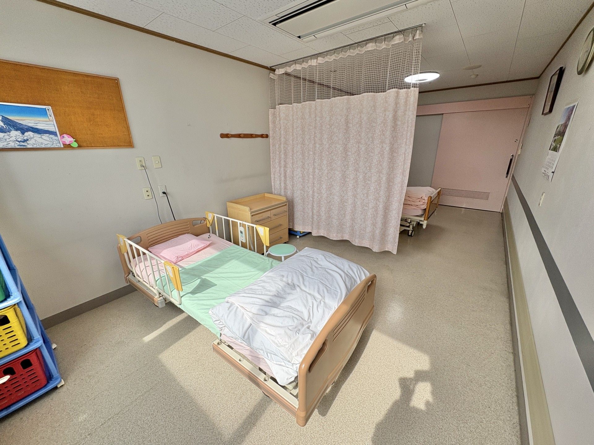 ベッドが並ぶ部屋