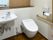 オレンジの呼び出しボタンや手すりが付いたトイレは広く、車いす対応の手洗い場も設置されている。