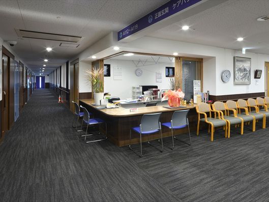 １階職員室、廊下