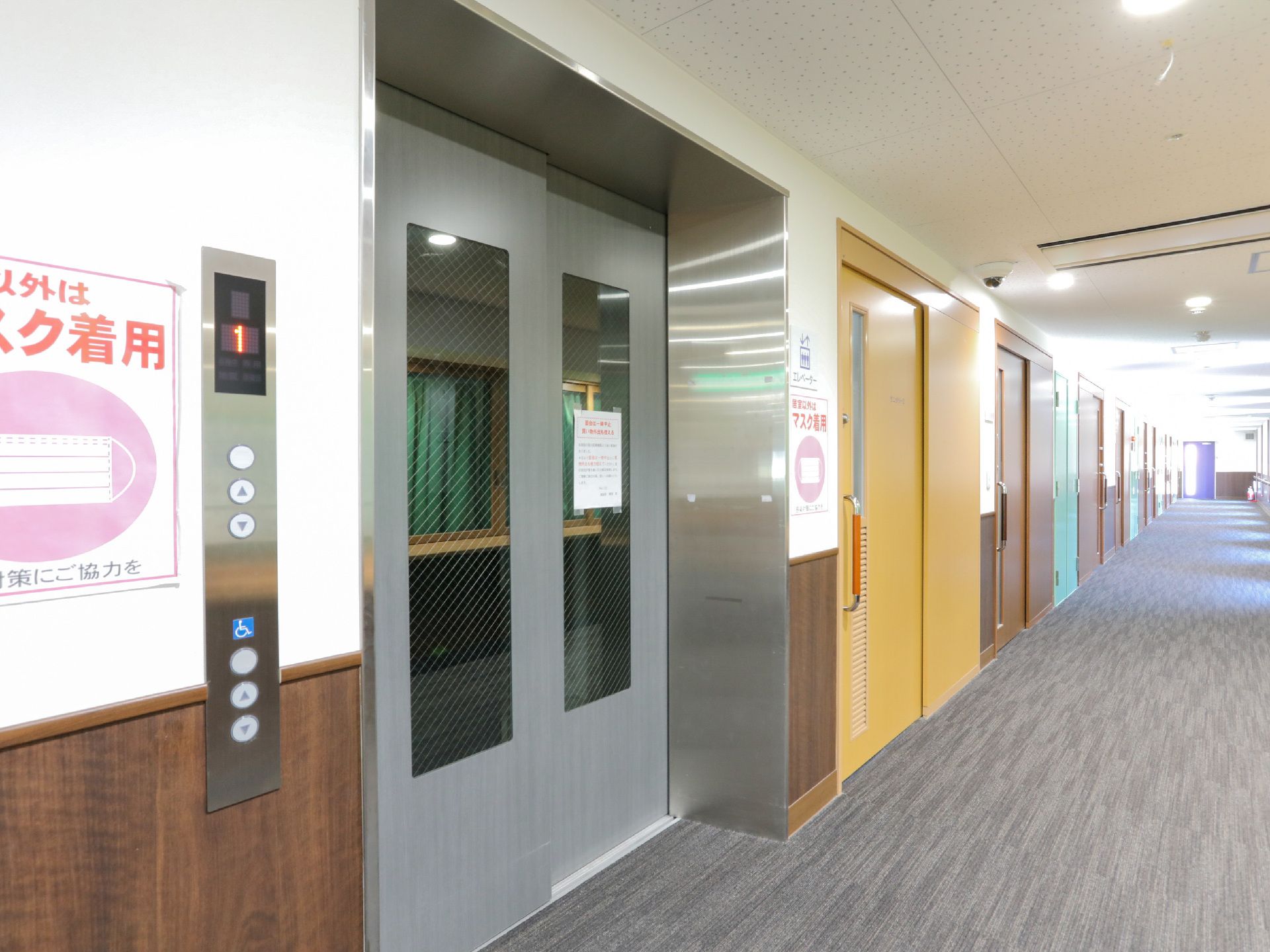手すりがついていてエレベーターに入りやすい廊下