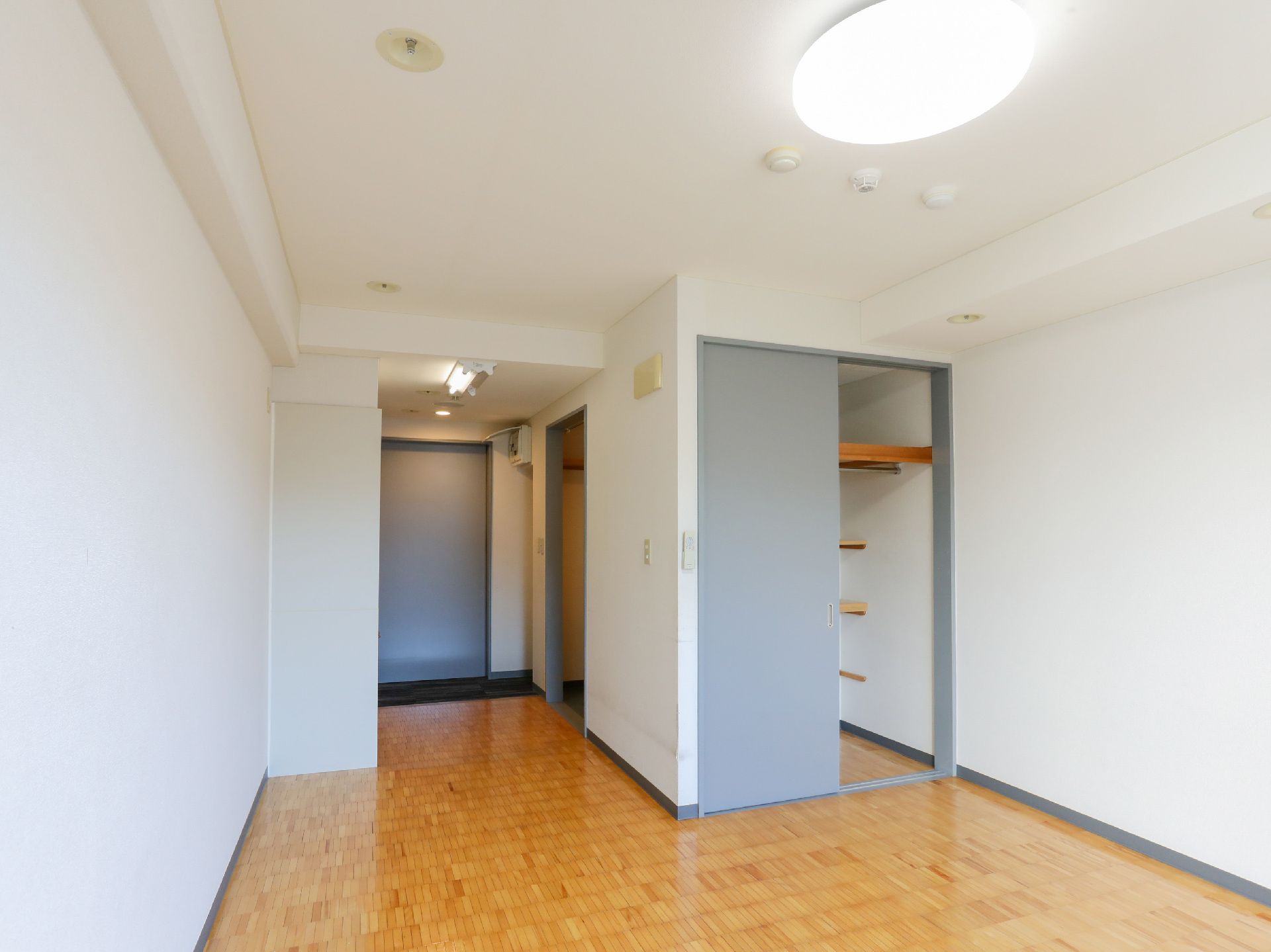窓から日差しが入り、介護ベッドや家具を置く場所を十分に確保できる居室