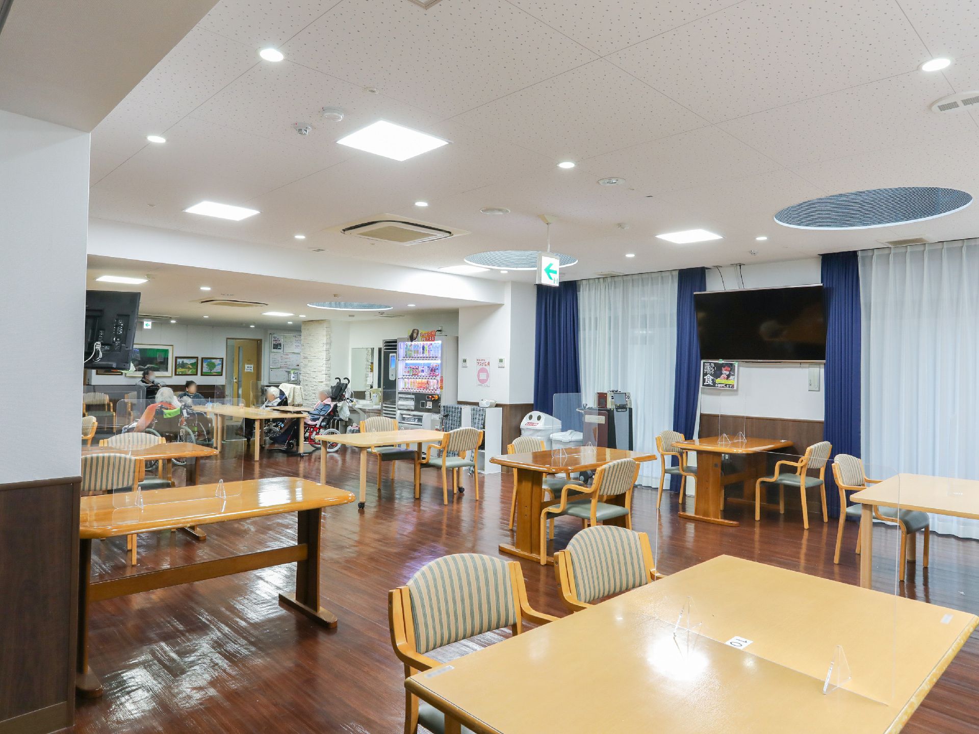 スペースが広く、入居者が集まって会話を楽しめる共有スペース