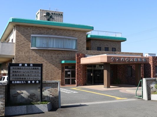 鉄骨造２階建ての建物の外観写真。雨除けのひさしがある２階建ての高齢者向け住宅の様子