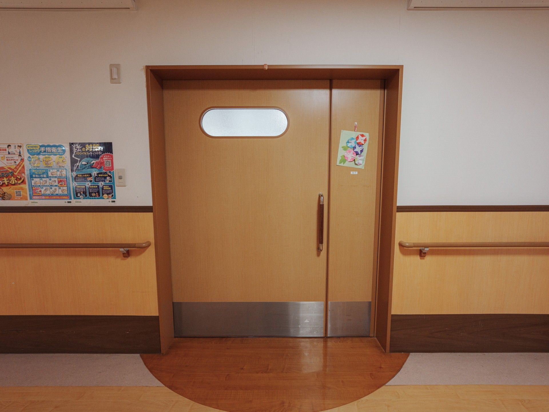 手すり付きの木製ドア